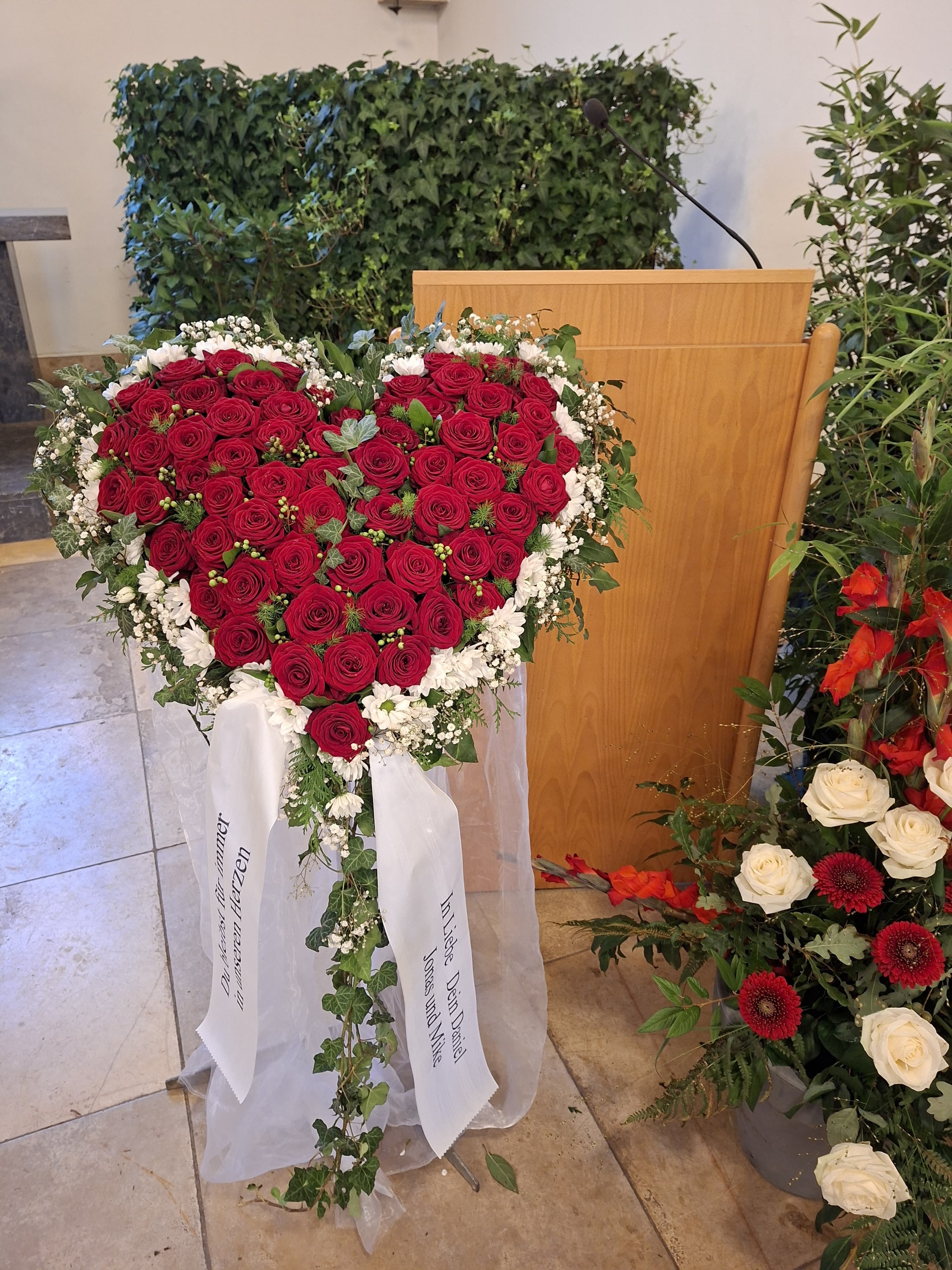 TrauerHerz 28 mit rote Rosen